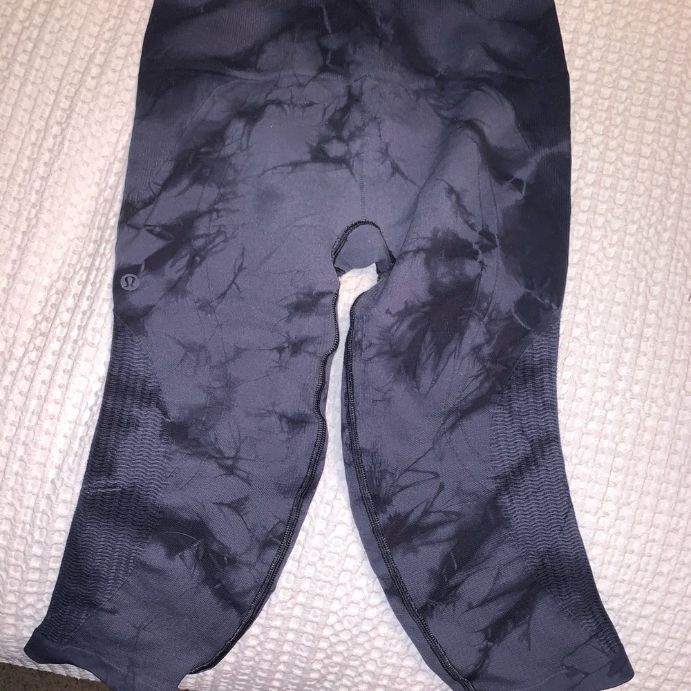 Cropped lulu lemon tie dye size 8